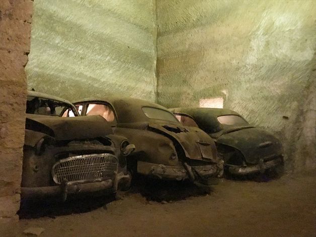 Конфискованная техника 1930-х годов в тоннеле Galleria Borbonica 