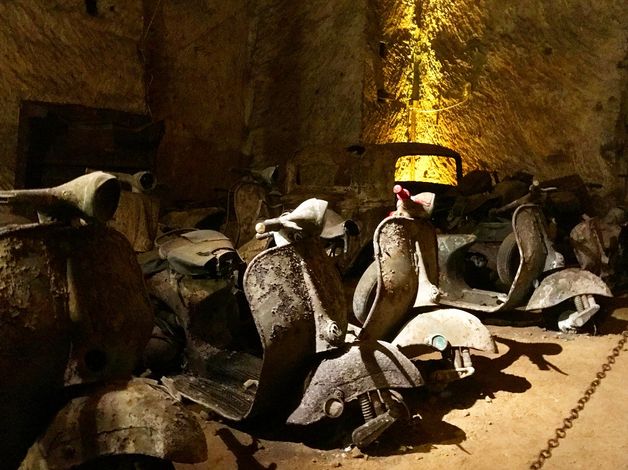 Конфискованная техника 1930-х годов в тоннеле Galleria Borbonica 