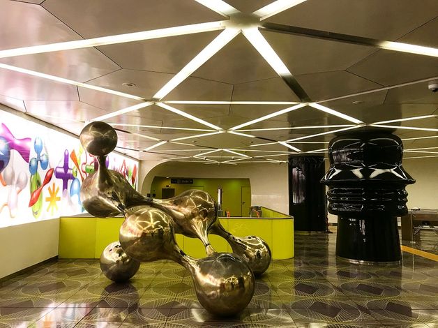 Станция метро Universita с колоннами, в которых кто-то увидел профиль Муссолини