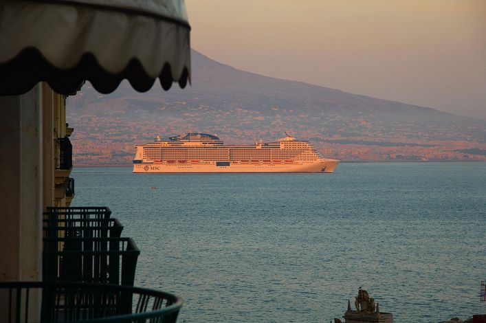 Вид на Неаполитанский залив и Везувий с балкона номера Grand Hotel Vesuvio