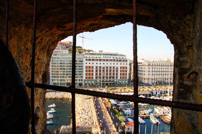 Вид на Grand Hotel Vesuvio с территории Кастель-дель-Ово