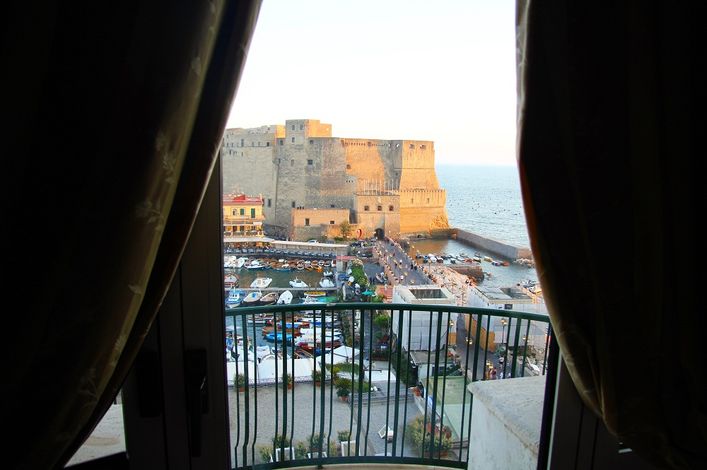 Вид на Кастель-дель-Ово из номера Grand Hotel Vesuvio