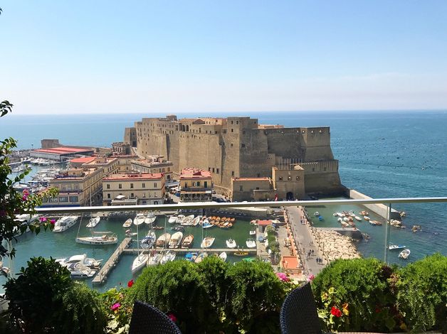Вид на Кастель-дель-Ово из номера Grand Hotel Vesuvio