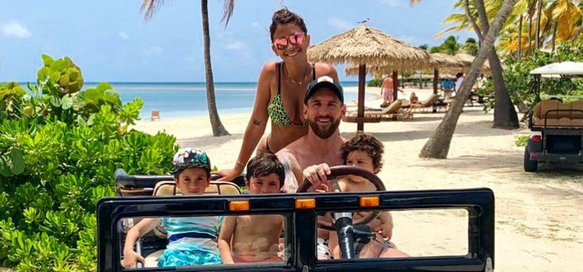 Какими самолетами владеют футболисты