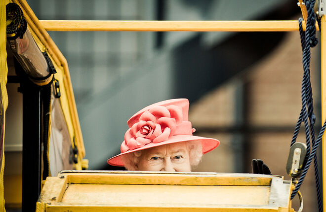 Королева Британии впервые с начала пандемии появилась на публике в маске