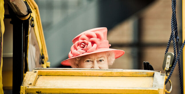 Королева Британии впервые с начала пандемии появилась на публике в маске