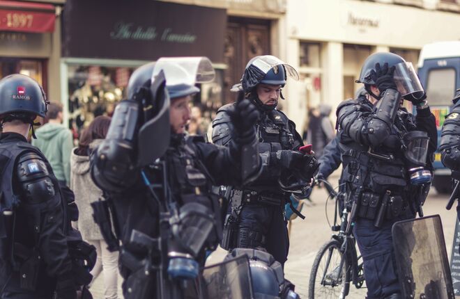 В Париже прошли протесты против запрета фотографировать полицейских