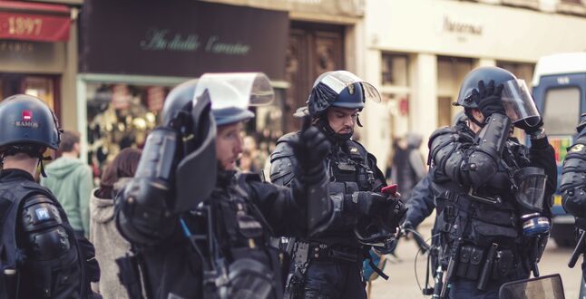В Париже прошли протесты против запрета фотографировать полицейских
