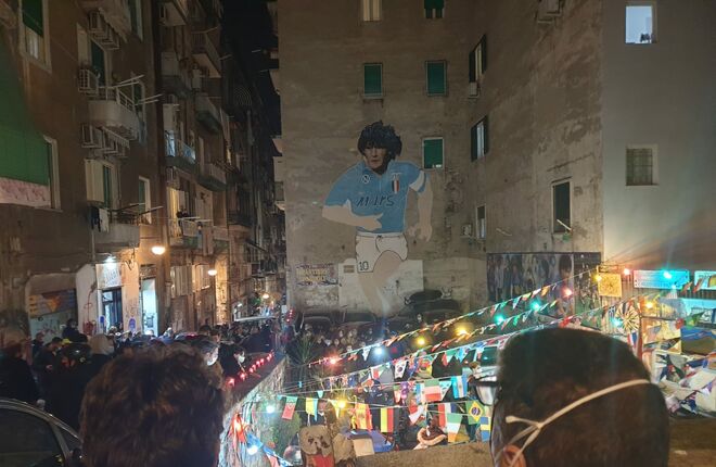 Неаполь прощается с Диего Марадоной Неаполь прощается с Диего Марадоной