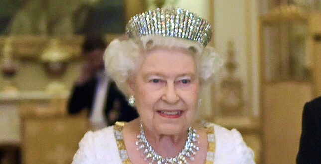 Королева Елизавета заработала 100 млн фунтов на почтовых марках