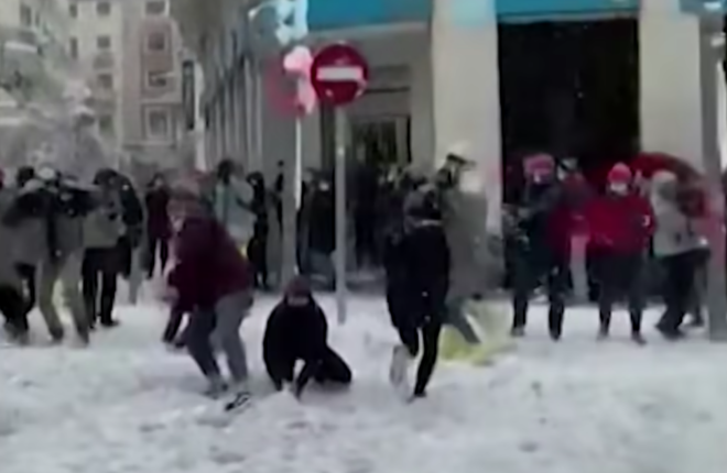 В Мадриде устроили снежную битву | Видео