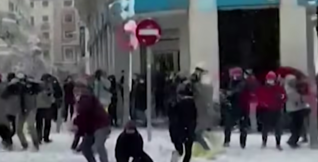 В Мадриде устроили снежную битву | Видео