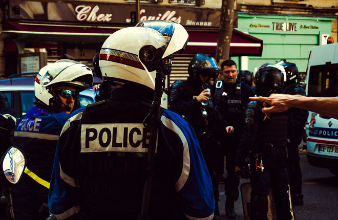 20 полицейских пострадали во время разгона уличной вечеринки