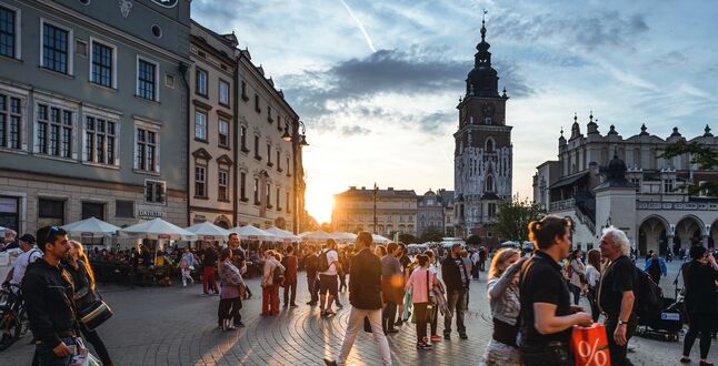 Польша открывает музеи и торговые центры