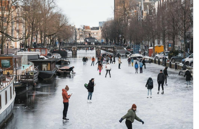 В Амстердаме замерзли каналы