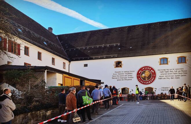 Баварская пивоварня раздала 2 500 л пива бесплатно