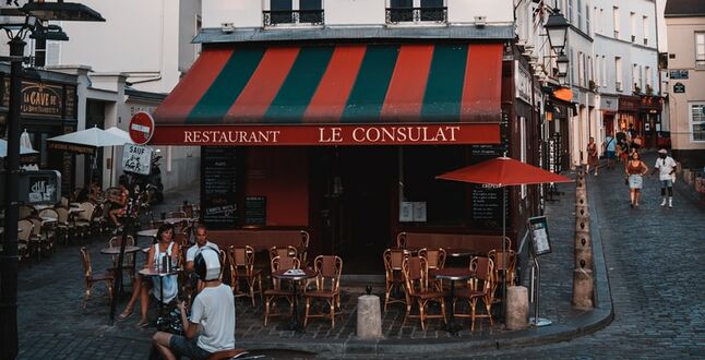 Парижским ресторанам разрешили открыть веранды на парковках