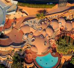 Дворец-пузырь Пьера Кардена выставлен на продажу Дворец-пузырь Пьера Кардена выставлен на продажу