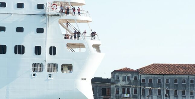 Венеция запретила проход круизных лайнеров
