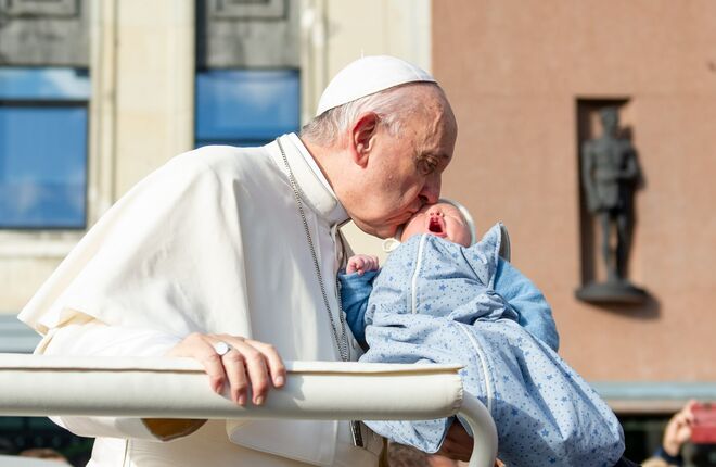 Папа Франциск призвал к примирению и прекращению гонки вооружений