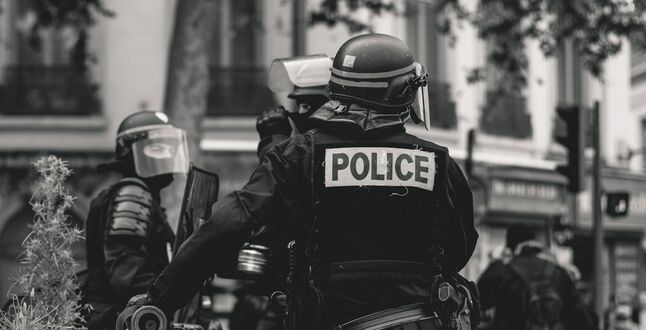 Причиной стрельбы в Париже могли стать бандитские разборки