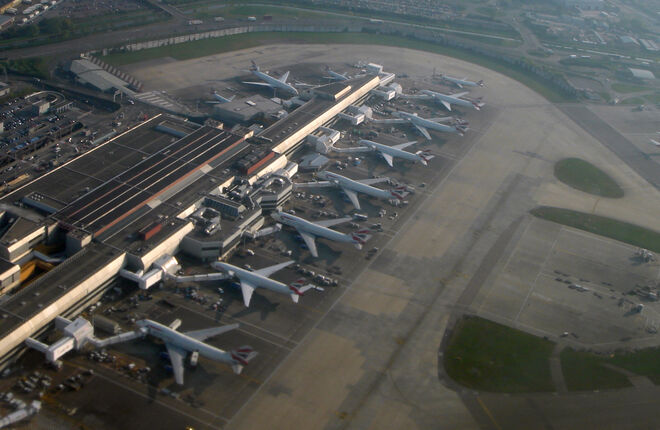 Пассажиры стоят до семи часов в аэропорту Хитроу