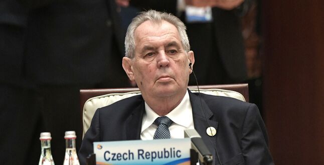 Сенат Чехии намерен обвинить президента в госизмене