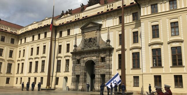 Над Пражским Градом подняли израильский флаг