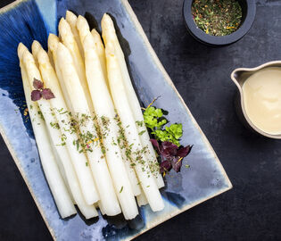 В отеле «Балчуг» начался сезон спаржи В отеле «Балчуг» начался сезон спаржи