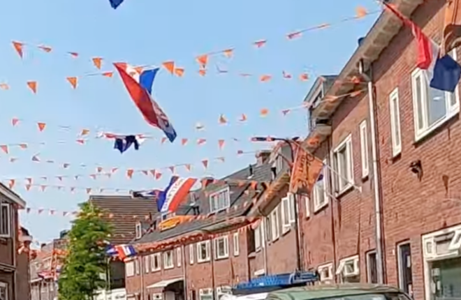 Улицы Нидерландов стали оранжевыми