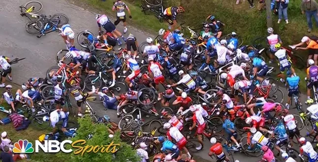 Болельщица спровоцировала массовое столкновение велосипедистов на гонке «Тур де Франс»