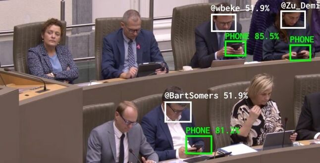 В Бельгии придумали программу, чтобы депутаты не сидели в телефонах