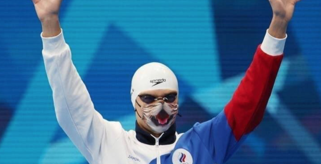 Олимпийскому чемпиону из России запретили выйти на награждение в маске с котиком
