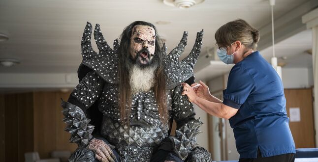 Финский Санта-Клаус и солист группы Lordi привились от коронавируса