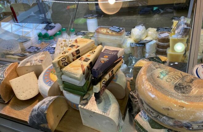 В Москве уничтожили более 100 килограммов санкционного сыра