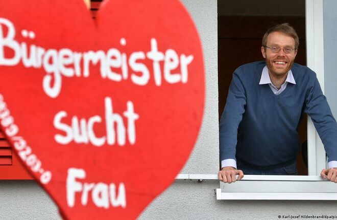 Бургомистр баварского городка получил 200 предложений руки и сердца