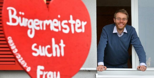 Бургомистр баварского городка получил 200 предложений руки и сердца