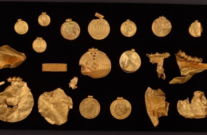 Необычный золотой клад нашли в Дании