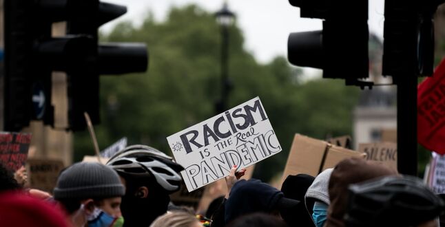 В Британии футбольный болельщик получил условный срок за расистское оскорбление футболистов
