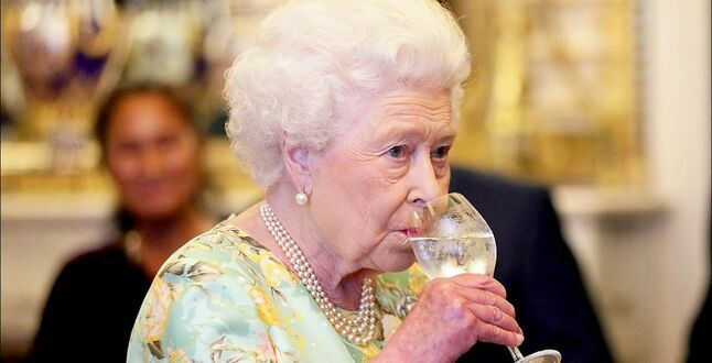 Королева Елизавета бросила пить алкоголь