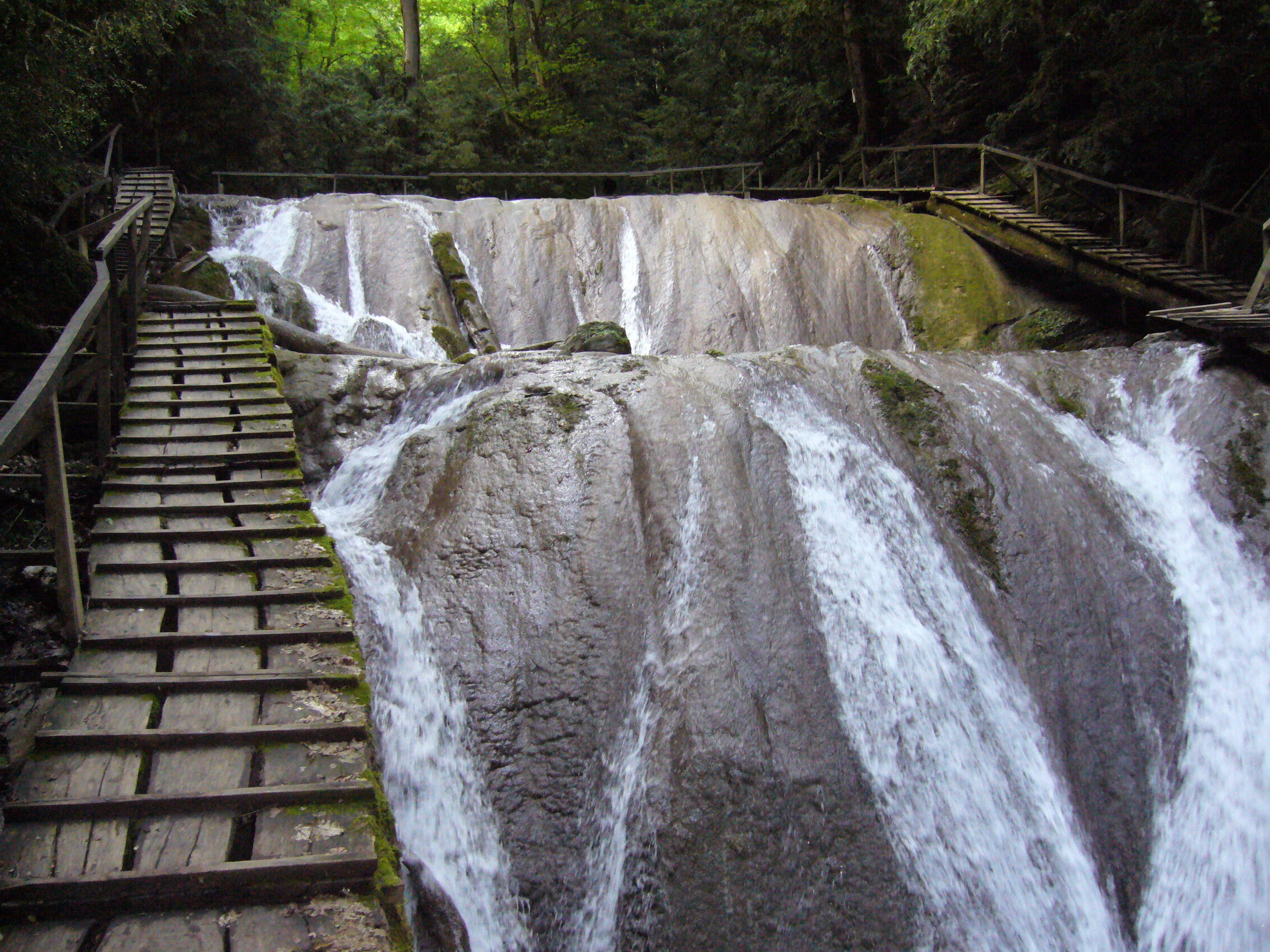 Водопады стоимость. Головинка 33 водопада. Экскурсия 33 водопада Сочи. Ущелье 33 водопада Лазаревское. Горы в Лазаревском 33 водопада.