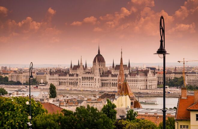 Венгрия усилила коронавирусные ограничения для туристов и местных