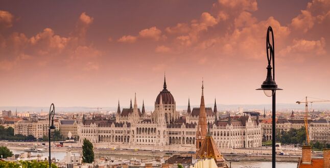 Венгрия усилила коронавирусные ограничения для туристов и местных