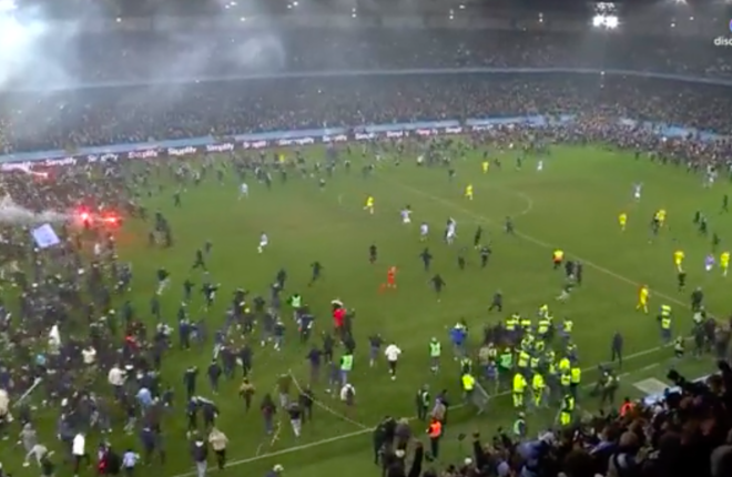 Фанаты Мальмё выбежали на поле праздновать победу своей команды | Видео