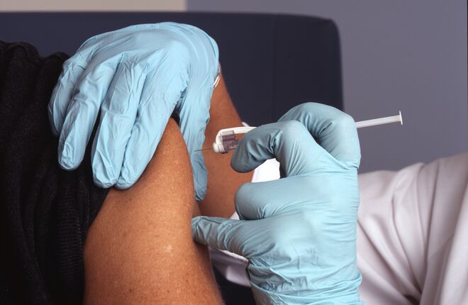 Итальянец использовал искусственную руку, чтобы избежать вакцинации