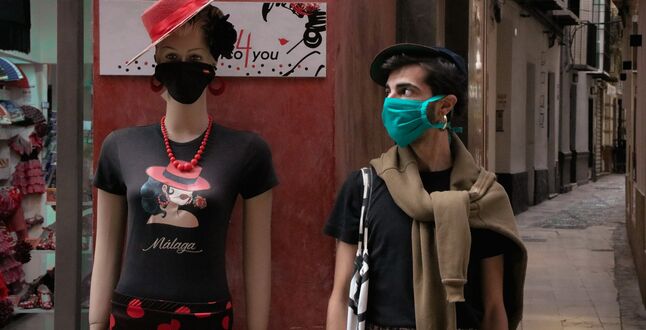 Испания снова вводит ношение масок на улице