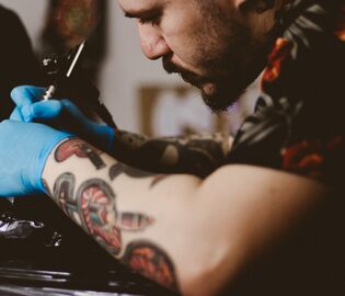 В Европе запретили цветные татуировки
