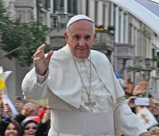 Папа Римский посетил музыкальный магазин в Риме