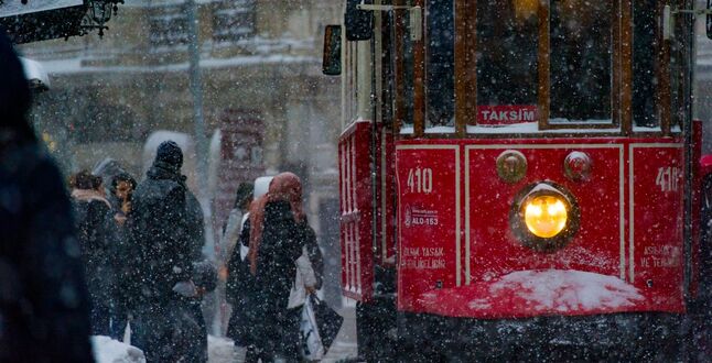 Тысячи пассажиров оказались заблокированы в аэропорту Стамбула из-за снегопада