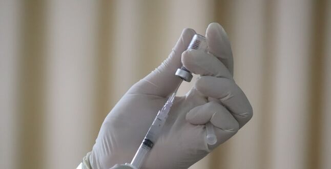 Во Франции вводят новые правила вакцинных пропусков